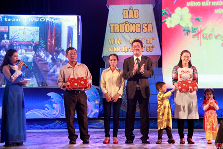 Le Thanh Quang presenting gifts to relatives of soldiers and civilians who are living and working on Spratly Island District.