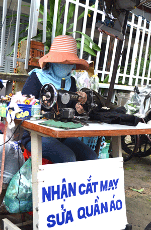 Phuong from Binh Dinh earns her living by repairing clothes. She intends to work until lunar December 30 (January 27) and spend 2017 Lunar New Year in Nha Trang.