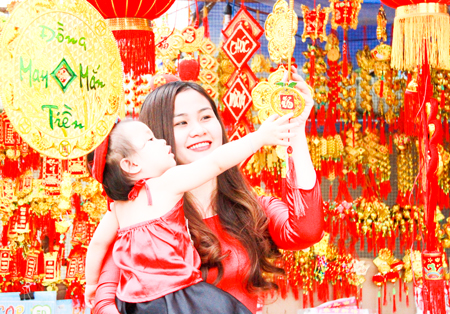 Mother and daughter posing with red lanterns.