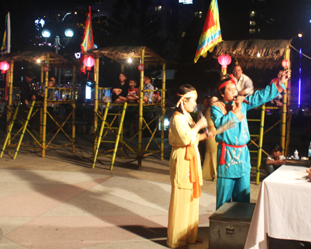 More people visit “bài chòi” festival in Tet days.