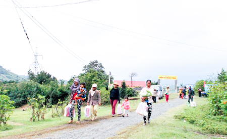 Several practical New Year activities for needy women and children