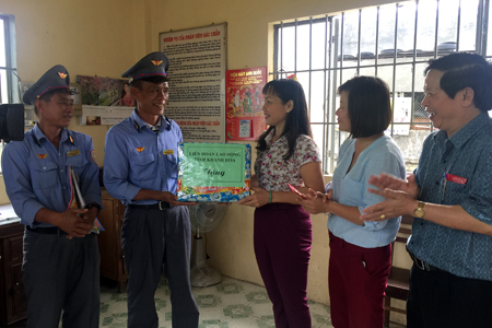 New Year visit to railway staff on duty during Tet