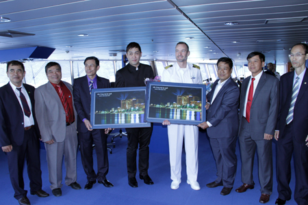 Leaders of Khanh Hoa Department of Tourism offer gift to captain of 