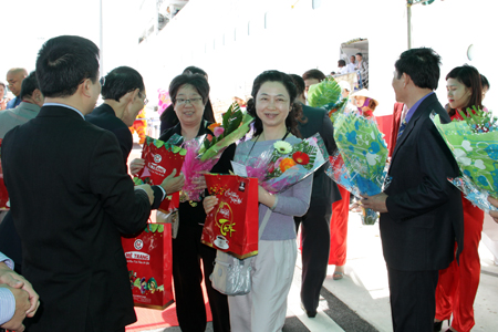 First tourists setting foot on Nha Trang given flowers