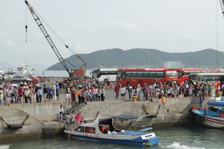 Thousands of tourists take island tours