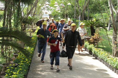 Tourists visiting Hoa Lan island