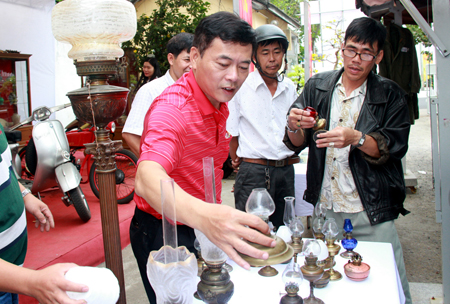 Dao Hoa (red T-shirt), Chairman of Nha Trang Antique Club.