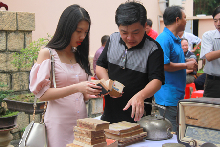 Old dictionaries are also displayed at fair.