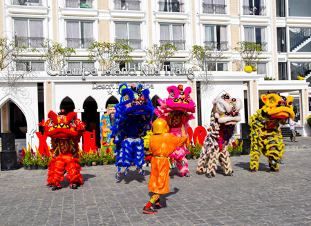 Unicorn dance is a familiar activity in Tet days.