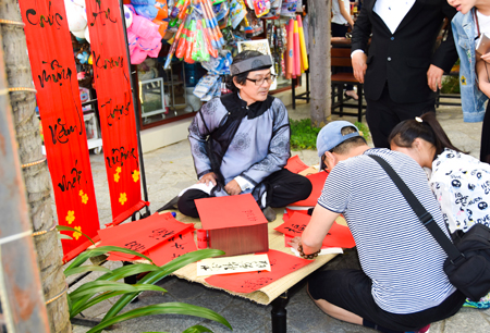 Scholar writing calligraphic letters is also a familiar image on Lunar New Year. 