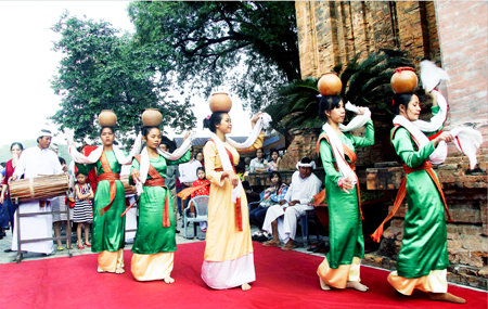 Dancing with terracotta jars.