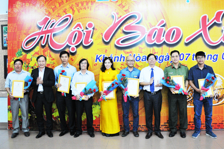 Khanh Hoa Province’s leaders awarding outstanding journalists.