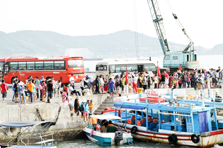 Numerous visitors to Khanh Hoa during lunar new year festival