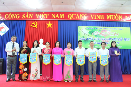 67 takes Excellent Primary School Teacher Contest