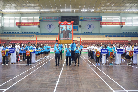 Representatives giving souvenir flags to teams.