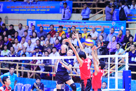 Sanest Khanh Hoa (left) playing in 2016 season.