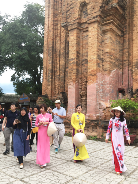 APEC delegates visiting Ponagar Temple.