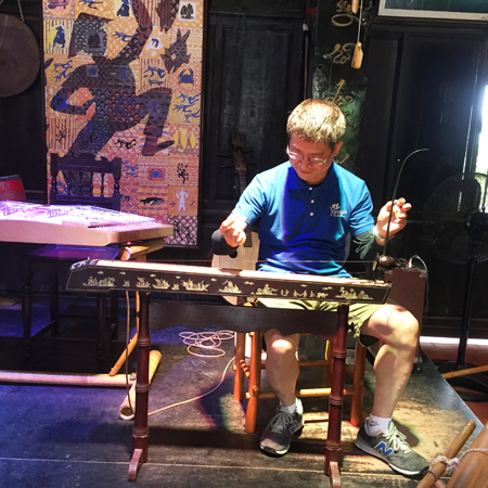 A delegate trying playing “đàn bầu” (monochord).