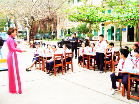 A teacher teaching traffic safety at the program.