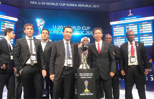 Vice-Chairman of Vietnam Football Federation Tran Quoc Tuan (left of the Cup) and Head Coach of Vietnam U-20 Hoang Anh Tuan (right of the Cup) at the Draw.