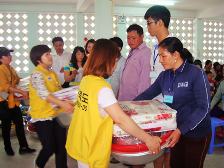 Korean mission offers relief to families made homeless in fire