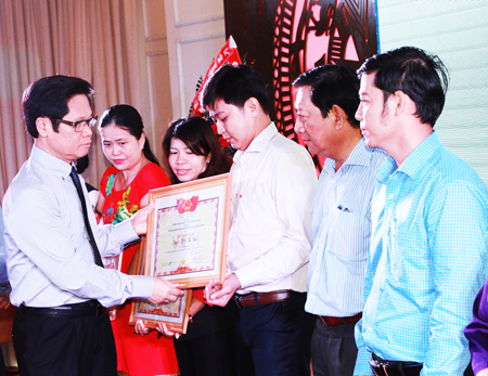 VCCI Chairman Vu Tien Loc gives certificate of merit to typical businesses.