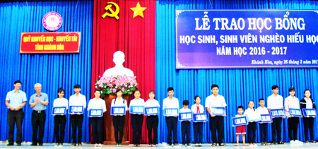 Khanh Hoa Study Promotion Fund grants 335 scholarships to students