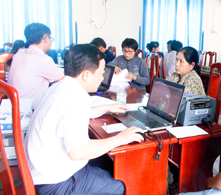 Staff of Bank for Social Policies working in Suoi Cat Commune