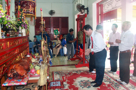 Nguyen Dac Tai offering incense at Tran Hung Dao Temple.