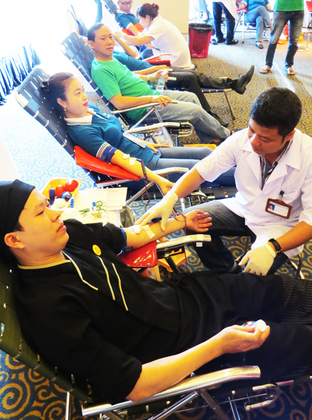 Tourism staff donate blood