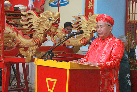 …and delivering speech at beginning of the commemoration. 