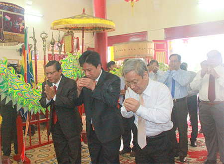 Khanh Hoa’s leaders offering incense to commemorate Hung Kings.