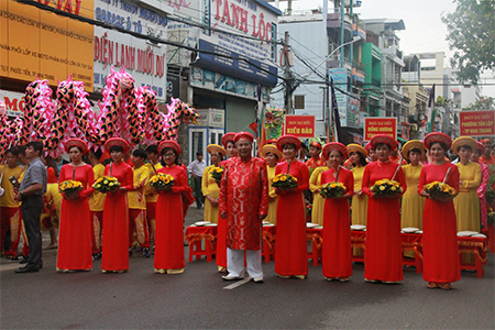 Ceremonial team bringing flowers to offer to altar of Hung Kings.