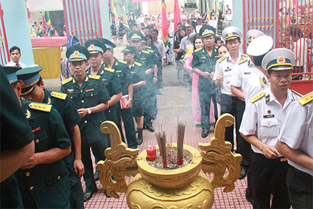 Representatives of Khanh Hoa provincial armed forces.