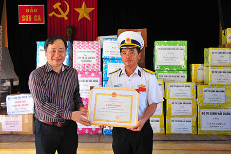 Khanh Hoa leader pays working visit to Southwest Cay