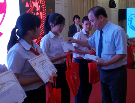 AIA Vietnam offers 30 scholarships to students in Nha Trang