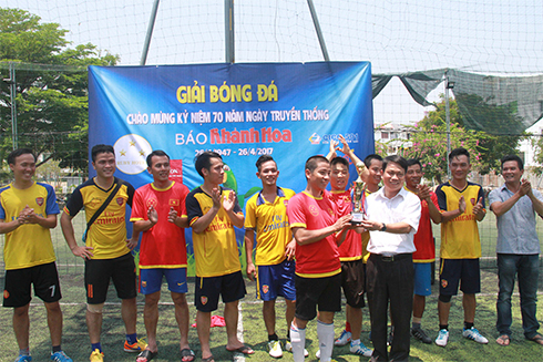 Football tournament marking 70th traditional day of Khanh Hoa Newspaper
