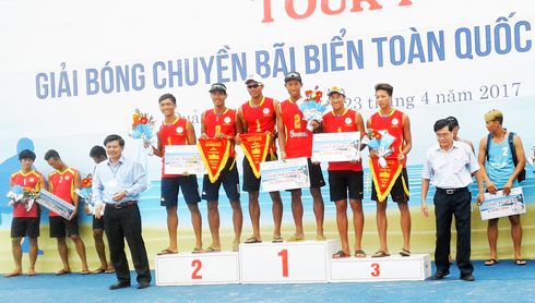 Sanna Khanh Hoa’s athlete pairs receiving medals at the first tour of 2017 National Beach Volleyball Tournament.