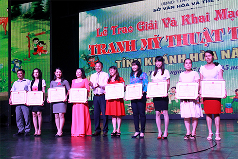 Director of Khanh Provincial Department of Culture and Sports Le Van Hoa offering certificates of merit to collectives.