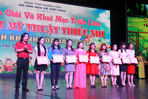 Painter Tran Ha, Deputy Chairman of Khanh Hoa’s Literary and Arts Association, giving collective prizes to units.