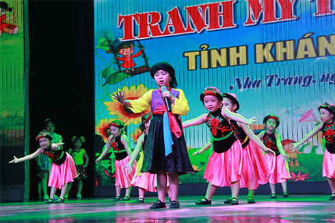 Musical item of Khanh Hoa Provincial Children House at awarding ceremony.