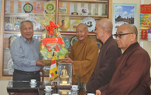 Provincial leader pays visit to Buddhist institutions