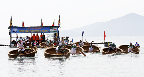 Basket boat race