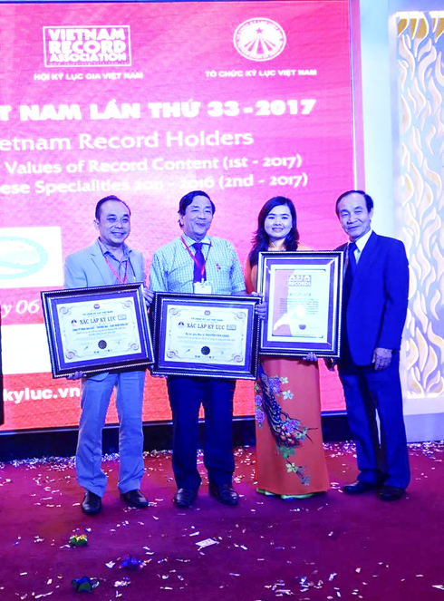 Doctor Nguyen Van Xang (second from left) receiving Vietnam Record Certificate.