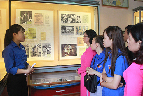 Guide of Khanh Hoa Museum introducing exhibits to representatives.