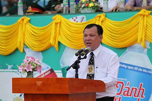 Bao Tho, Director of Nha Trang City Center of Culture and Sports, Head of festival’s Organization Committee, delivering speech at opening ceremony.