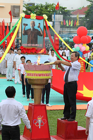 Leader of Nha Trang City lighting festival’s cauldron.