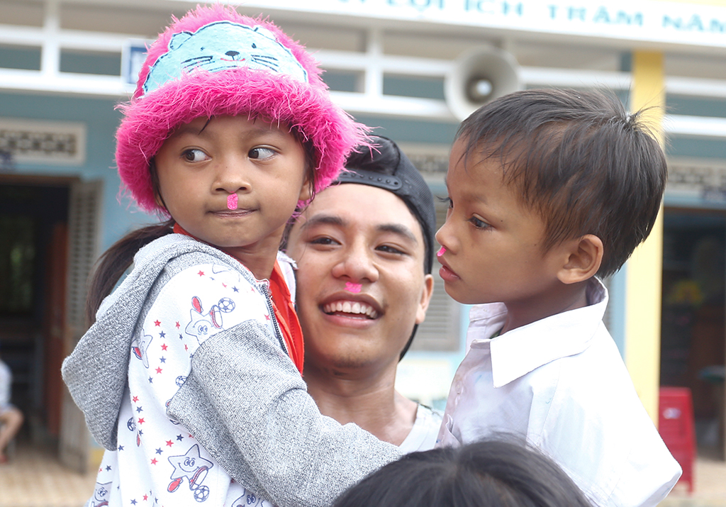 Children in Khanh Son enjoy early summer thanks to volunteers