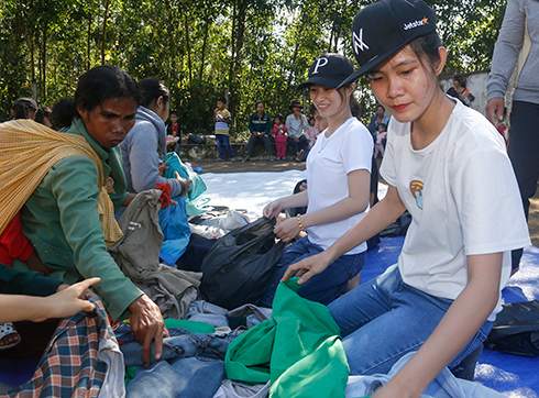 Old clothes in good condition are sold at very cheap price (VND1 thousand), attracting a lot of locals.