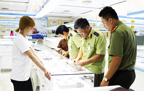 Inspecting a business in Pham Van Dong Street, Nha Trang